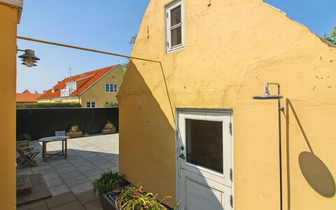 Ilselil - 500M from the Sea: Wand, Gelb, Haus, Dach, Zuhause, Hütte, Tür, Verbundwerkstoff, Farbe