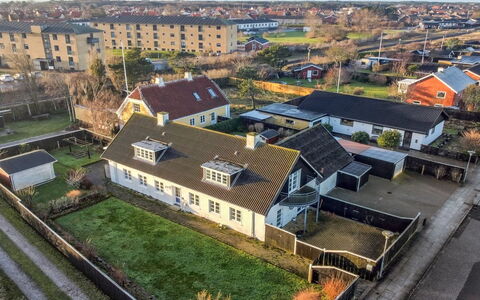 Canan - 1.6Km from the Sea: Zuhause, Wohngebiet, Haus, Hütte, Dach, Grundstueck, Abstellgleis, Garten, Estate, Rasen