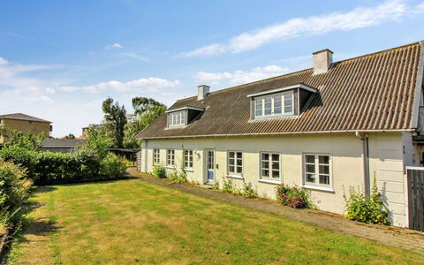 Canan - 1.6Km from the Sea: Zuhause, Wohngebiet, Haus, Hütte, Dach, Grundstueck, Abstellgleis, Garten, Estate, Rasen
