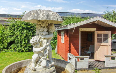Gæsling - 1.6Km from the Sea: Strauch, Garten, Hütte, Schuppen, Gartenbauten, Garten, Landscaping, Rasen, Hinterhof, Blumentopf