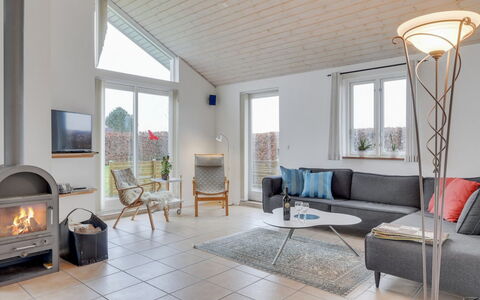 Annesophie - 300M to the Fjord: Möbel, Interior Design, Flooring, Holz, Decke, Fussboden, Couch, Wohnzimmer, Stuhl, Zuhause