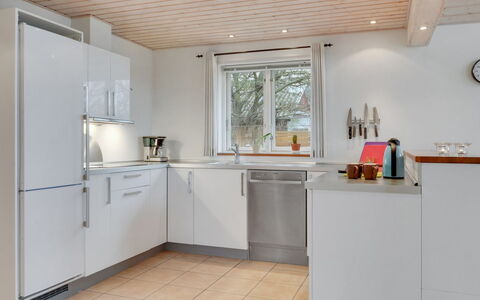 Annesophie - 300M to the Fjord: Flooring, Küche, Countertop, Holz, Interior Design, Küchengerät, Fussboden, Cabinetry, Decke, Möbel