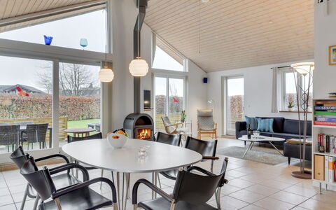 Annesophie - 300M to the Fjord: Holz, Möbel, Zuhause, Decke, Stuhl, Interior Design, Küche & Esszimmer Tisch, Light Fixture, Wohnzimmer, Schatten