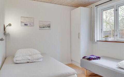 Annesophie - 300M to the Fjord: Bett, Schlafzimmer, Wand, Interior Design, Holz, Fussboden, Bettdecke, Decke, Flooring, Möbel
