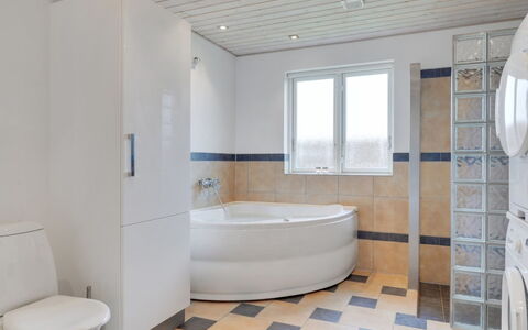 Annesophie - 300M to the Fjord: Flooring, Fussboden, Badezimmer, Armatur, Interior Design, Toilette, Decke, Fliese, Installation, Badewanne