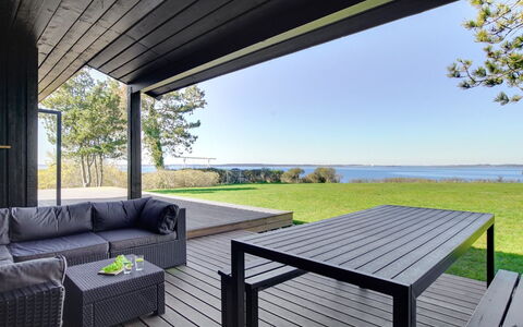Iadrik - 85M to the Fjord: Holz, Holzboden, Flooring, Fussboden, Deck, Hartholz, Planke, Veranda, Schatten, Promenade