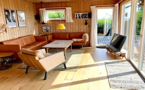 Iadrik - 85M to the Fjord: Möbel, Interior Design, Flooring, Fussboden, Holz, Couch, Holzboden, Decke, Wohnzimmer, Zimmer