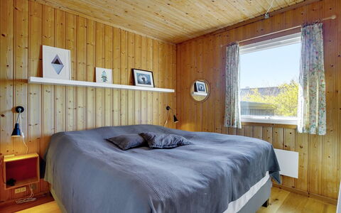 Iadrik - 85M to the Fjord: Bett, Schlafzimmer, Interior Design, Holz, Bettdecke, Bedding, Decke, Flooring, Möbel, Fussboden