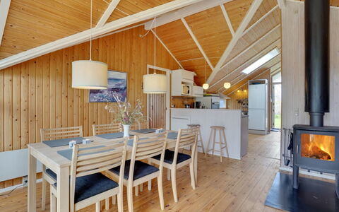 Norna - 300M from the Sea: Haus, Zuhause, Wohngebiet, Dach, Hütte, Grundstueck, Estate, Garten, Garten, Abstellgleis