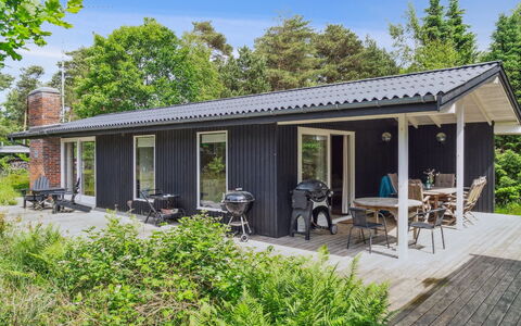 Mirzə - 250M from the Sea: Wohnung, Schatten, Balkon, Stuhl, Zaun, Gartenmöbel, Aluminium, Kunstrasen