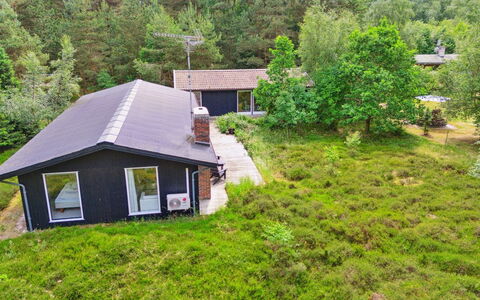 Mirzə - 250M from the Sea: Wohnung, Schatten, Balkon, Stuhl, Zaun, Gartenmöbel, Aluminium, Kunstrasen