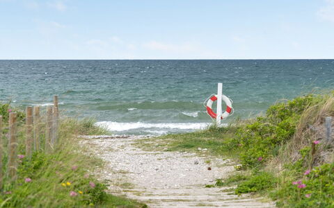 Doritte - 125M from the Sea: Haus, Zuhause, Tür, Dach, Hütte, Estate, Garten, Schatten, Abstellgleis, Garten