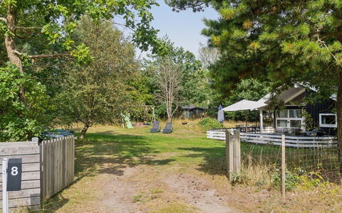 Amola - 1.6Km from the Sea: Wohnung, Schatten, Balkon, Stuhl, Zaun, Gartenmöbel, Aluminium, Kunstrasen