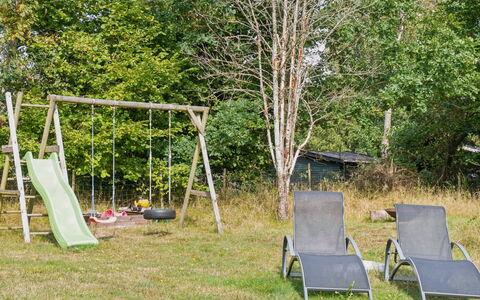 Amola - 1.6Km from the Sea: Wohnung, Schatten, Balkon, Stuhl, Zaun, Gartenmöbel, Aluminium, Kunstrasen