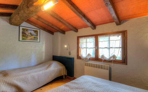 Les Oiseaux: Zimmer, Schlafzimmer, Eigentum, Bett, Decke, Möbel, Interior Design, Gebäude, Strahl, Bettrahmen