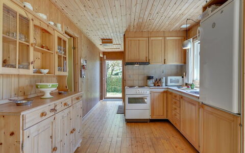Hege - 450M from the Sea: Küche, Countertop, Cabinetry, Flooring, Holz, Interior Design, Küchengerät, Decke, Möbel, Fussboden
