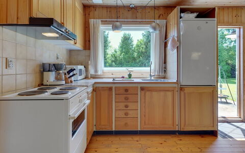 Hege - 450M from the Sea: Küche, Countertop, Küchengerät, Flooring, Interior Design, Major Appliance, Holz, Cabinetry, Möbel, Spüle