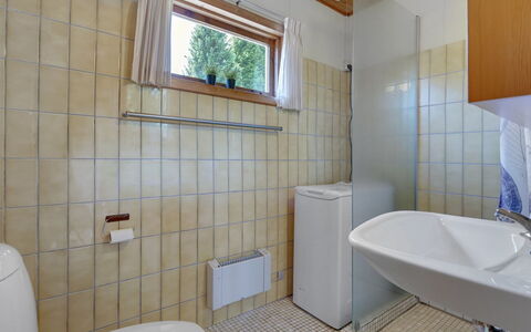 Hege - 450M from the Sea: Flooring, Wand, Holz, Fussboden, Interior Design, Decke, Armatur, Zimmer, Installation, Badezimmer