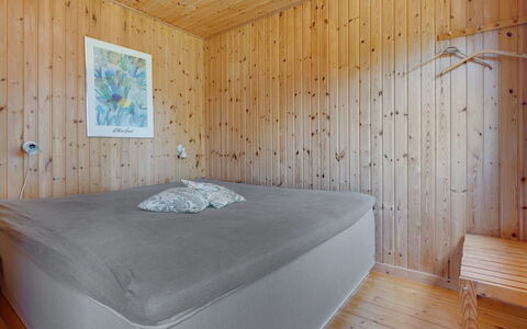 Hege - 450M from the Sea: Flooring, Fussboden, Holz, Interior Design, Schlafzimmer, Decke, Holzboden, Bett, Zimmer, Bettdecke