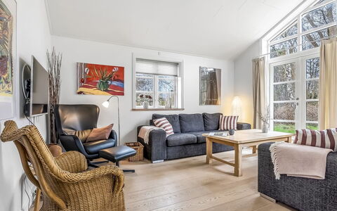 Amon - 670M from the Sea: Couch, Möbel, Holz, Wohnzimmer, Interior Design, Flooring, Zuhause, Fussboden, Holzboden