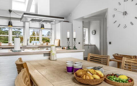 Amon - 670M from the Sea: Möbel, Interior Design, Flooring, Fussboden, Küche, Countertop, Light Fixture, Holz, Decke, Stuhl