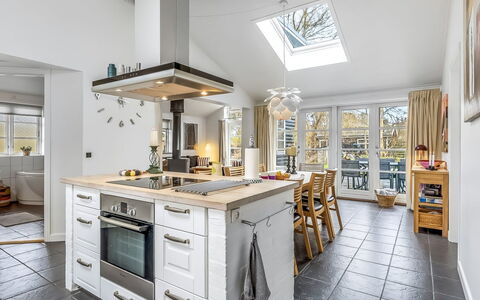 Amon - 670M from the Sea: Küche, Möbel, Countertop, Interior Design, Flooring, Holz, Cabinetry, Decke, Küchengerät, Fussboden