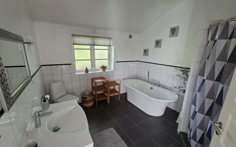 Amon - 670M from the Sea: Flooring, Armatur, Interior Design, Fussboden, Badezimmer, Zapfhahn, Installation, Badewanne, Decke, Fliese