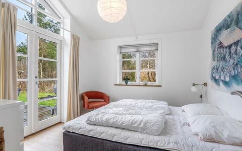 Amon - 670M from the Sea: Bett, Schlafzimmer, Interior Design, Bedding, Bettdecke, Decke, Linens, Möbel, Fussboden, Bettrahmen