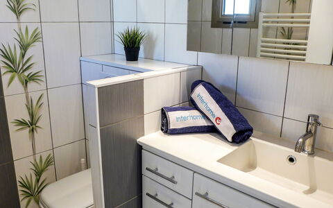 Cavalaire 180: Badezimmer, Zimmer, Fliese, Eigentum, Zapfhahn, Möbel, Fussboden, Countertop, Interior Design, Wand