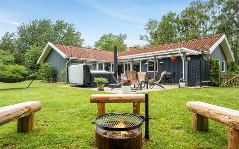 Sverker - 300M from the Sea: Dach, Haus, Zuhause, Hütte, Tür, Abstellgleis, Deck, Veranda, Planke, Hartholz