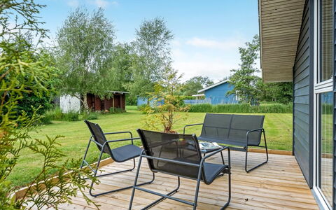 Luukas - 150M from the Sea: Wohnung, Schatten, Balkon, Stuhl, Zaun, Gartenmöbel, Aluminium, Kunstrasen