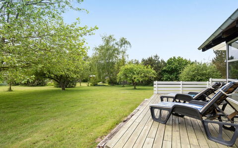Janne - 400M from the Sea: Blau, Strauch, Hütte, Ground, Garten, Estate, Schatten, Landscaping, Bauernhaus, Eco Hotel