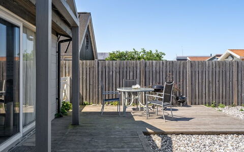 Alvina - 25M from the Sea: Blau, Strauch, Hütte, Ground, Garten, Estate, Schatten, Landscaping, Bauernhaus, Eco Hotel