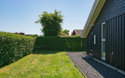 Maybritt - 100M from the Sea: Holz, Hütte, Hartholz, Planke, Holzbeize, Gartenbauten, Design, Garten, Blockhaus, Hinterhof