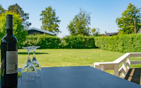 Maybritt - 100M from the Sea: Holz, Hütte, Hartholz, Planke, Holzbeize, Gartenbauten, Design, Garten, Blockhaus, Hinterhof