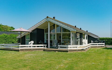 Maybritt - 100M from the Sea: Holz, Hütte, Hartholz, Planke, Holzbeize, Gartenbauten, Design, Garten, Blockhaus, Hinterhof
