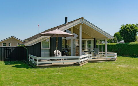 Maybritt - 100M from the Sea: Holz, Hütte, Hartholz, Planke, Holzbeize, Gartenbauten, Design, Garten, Blockhaus, Hinterhof