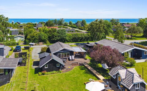 Ainikki - 200M from the Sea: Blau, Strauch, Hütte, Ground, Garten, Estate, Schatten, Landscaping, Bauernhaus, Eco Hotel