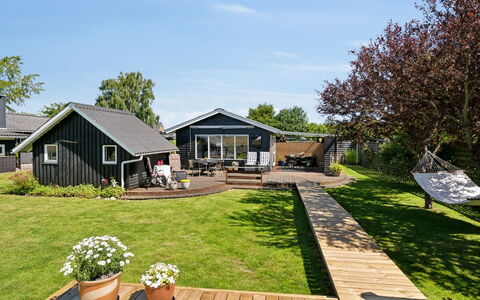 Ainikki - 200M from the Sea: Blau, Strauch, Hütte, Ground, Garten, Estate, Schatten, Landscaping, Bauernhaus, Eco Hotel