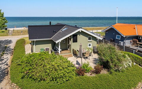 Diertje - 10M from the Sea: Blau, Strauch, Hütte, Ground, Garten, Estate, Schatten, Landscaping, Bauernhaus, Eco Hotel
