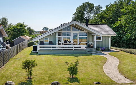 Diertje - 10M from the Sea: Blau, Strauch, Hütte, Ground, Garten, Estate, Schatten, Landscaping, Bauernhaus, Eco Hotel