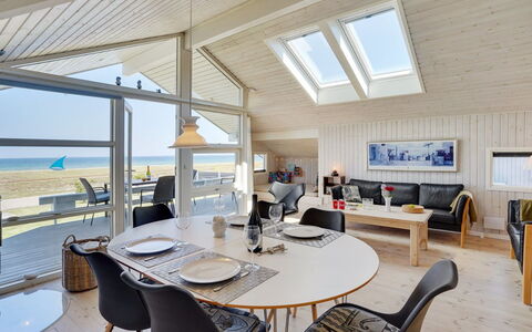 Diertje - 10M from the Sea: Blau, Strauch, Hütte, Ground, Garten, Estate, Schatten, Landscaping, Bauernhaus, Eco Hotel