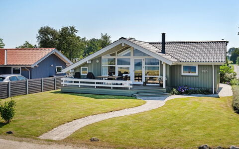 Diertje - 10M from the Sea: Blau, Strauch, Hütte, Ground, Garten, Estate, Schatten, Landscaping, Bauernhaus, Eco Hotel