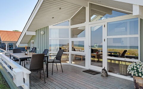 Diertje - 10M from the Sea: Blau, Strauch, Hütte, Ground, Garten, Estate, Schatten, Landscaping, Bauernhaus, Eco Hotel