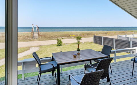 Diertje - 10M from the Sea: Blau, Strauch, Hütte, Ground, Garten, Estate, Schatten, Landscaping, Bauernhaus, Eco Hotel