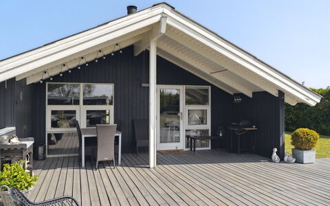 Nilsa - 400M from the Sea: Blau, Strauch, Hütte, Ground, Garten, Estate, Schatten, Landscaping, Bauernhaus, Eco Hotel