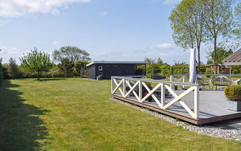 Nilsa - 400M from the Sea: Blau, Strauch, Hütte, Ground, Garten, Estate, Schatten, Landscaping, Bauernhaus, Eco Hotel