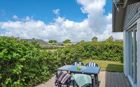 Rise - 250M from the Sea: Blau, Strauch, Hütte, Ground, Garten, Estate, Schatten, Landscaping, Bauernhaus, Eco Hotel