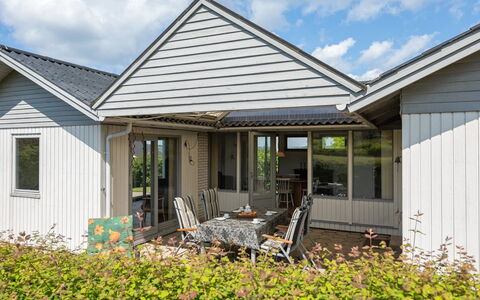 Rise - 250M from the Sea: Blau, Strauch, Hütte, Ground, Garten, Estate, Schatten, Landscaping, Bauernhaus, Eco Hotel