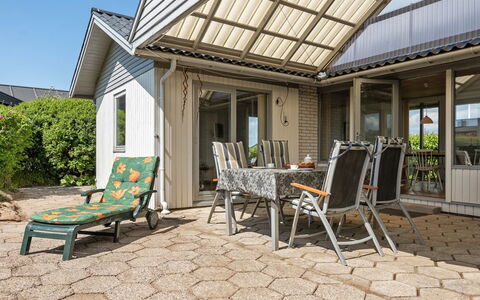 Rise - 250M from the Sea: Blau, Strauch, Hütte, Ground, Garten, Estate, Schatten, Landscaping, Bauernhaus, Eco Hotel